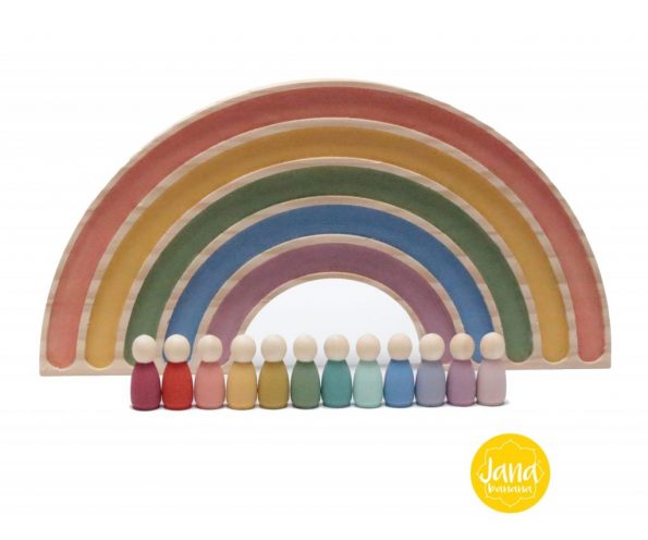 arcoiris-decoracion-con-12-nins-en-tonos-pastel-JanaBanana-scaled-1.jpg